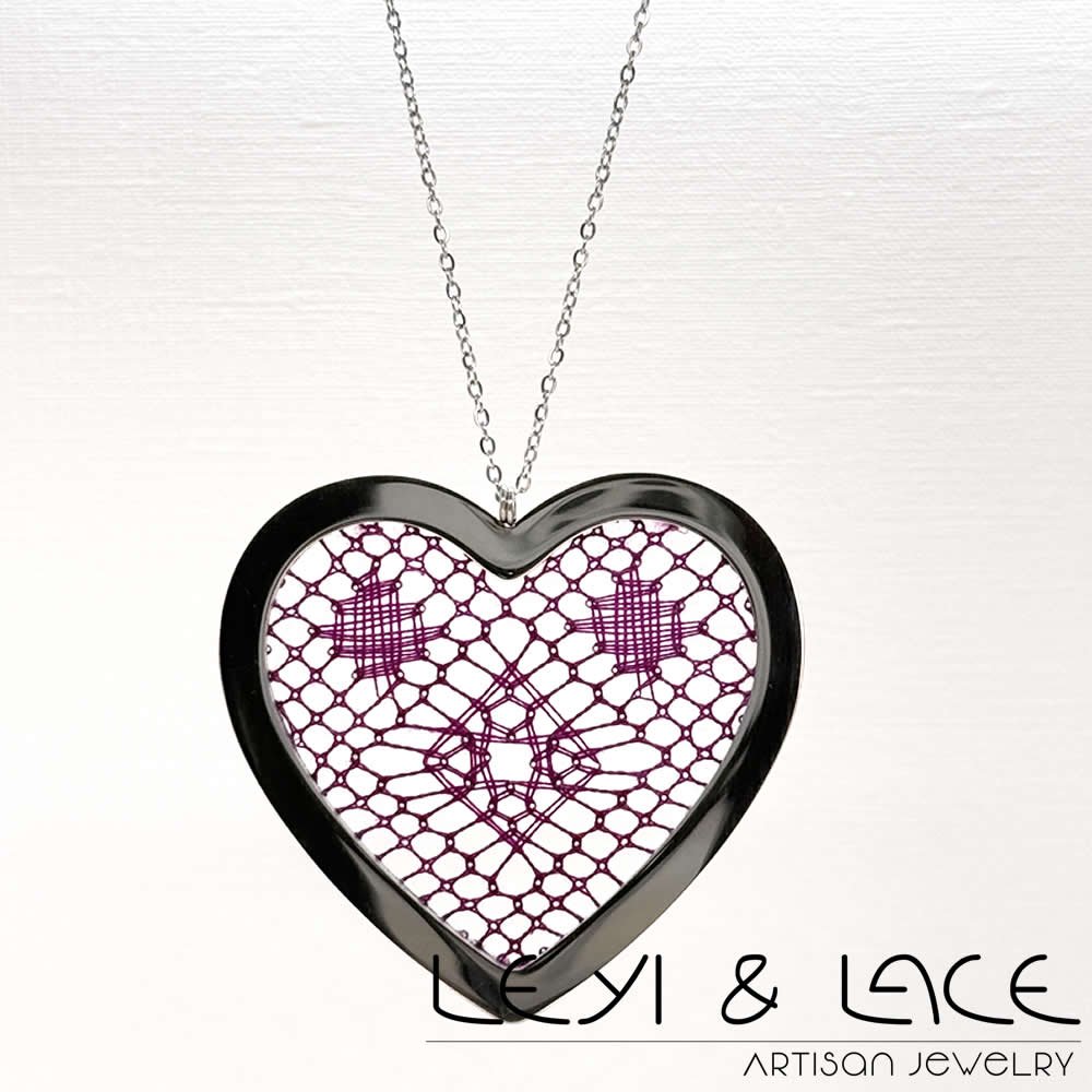 Collar Corazón en Morado - Leyi & Lace - Artisan Jewelry - Encaje de Bolillos - Joyería Artesana de Encaje de Bolillos