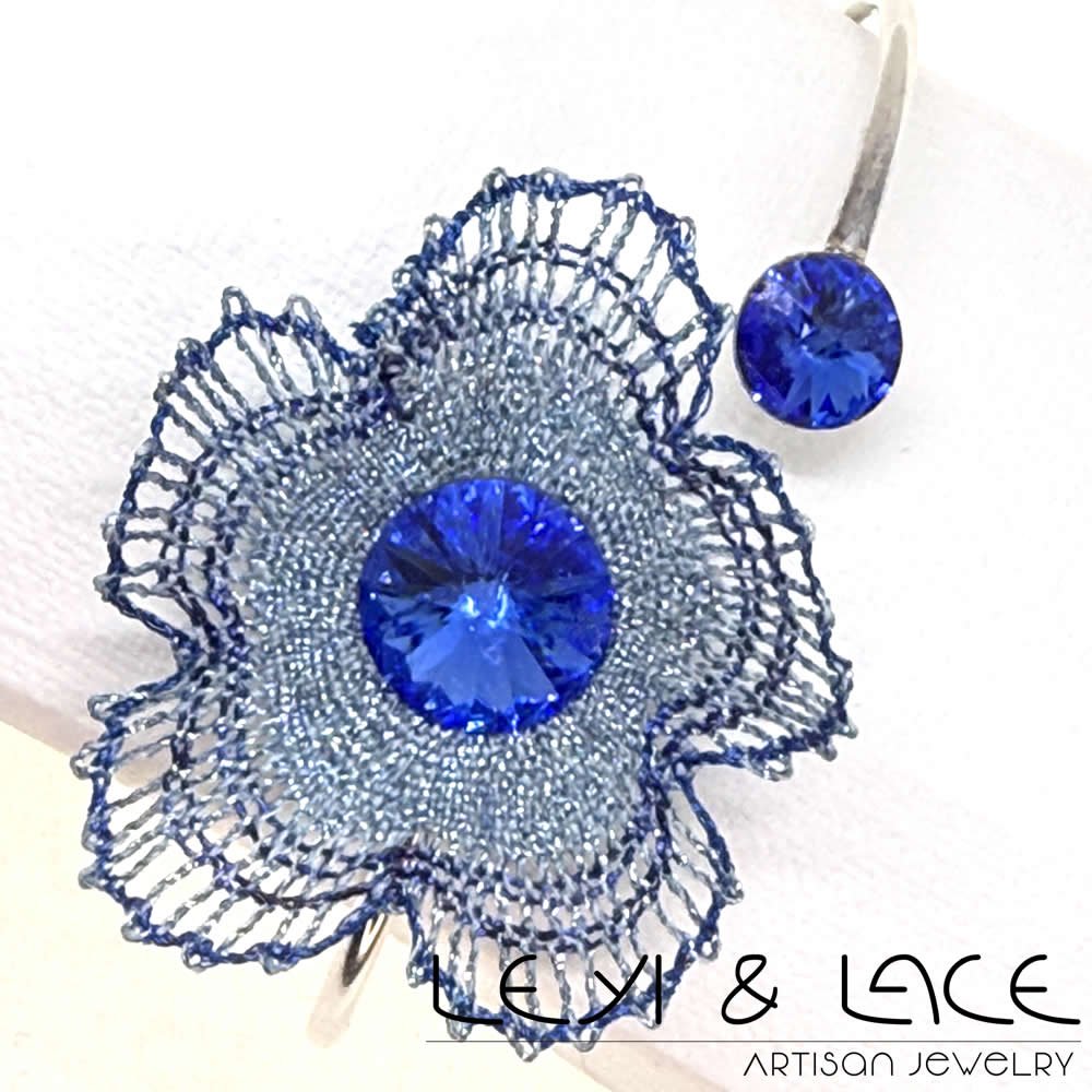 Pulsera Flor en Azules - Leyi & Lace - Artisan Jewelry - Encaje de Bolillos - Joyería Artesana de Encaje de Bolillos