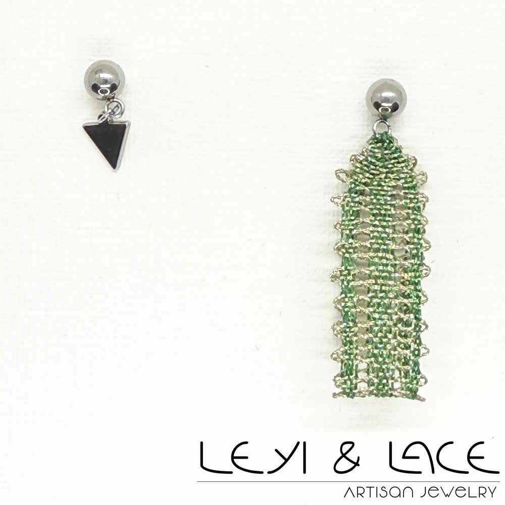 Pendientes Galaxy Verde Triangular - Leyi & Lace - Artisan Jewelry - Encaje de Bolillos - Joyería Artesana de Encaje de Bolillos