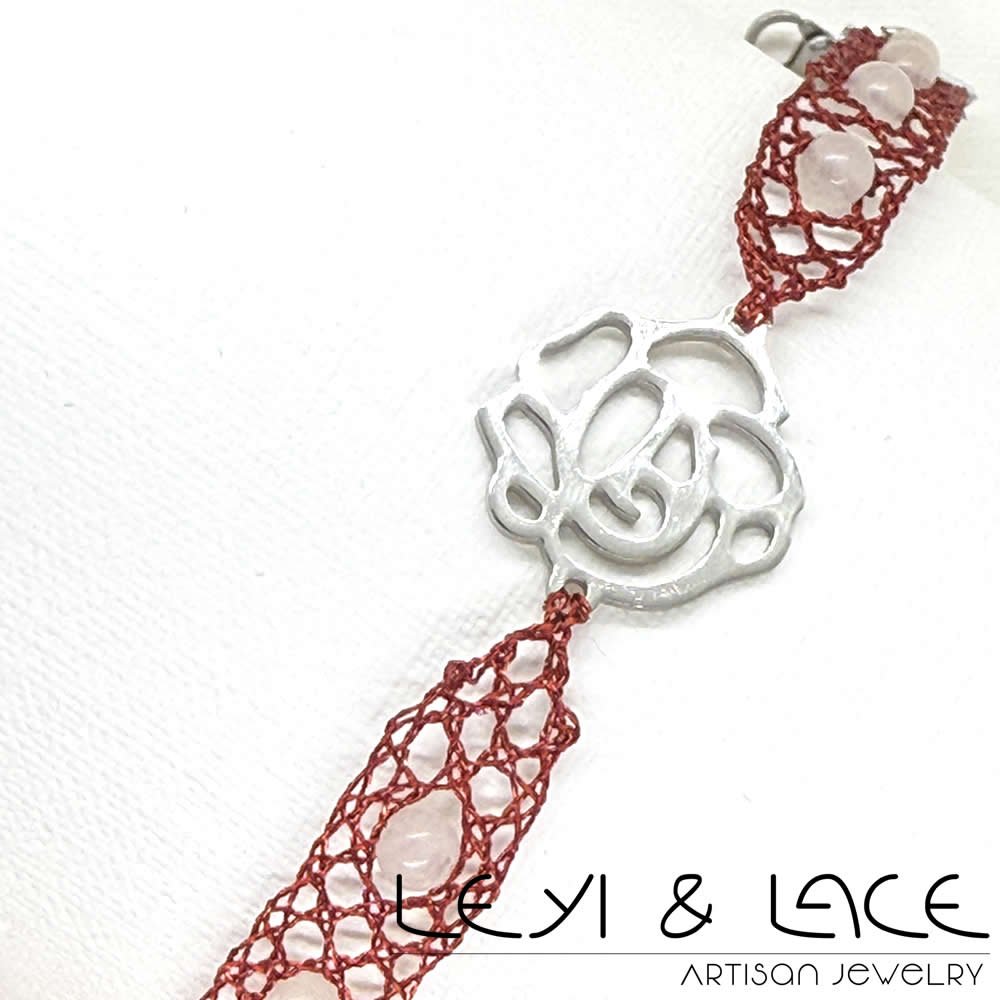 Pulsera Rosa en Rojo - Leyi & Lace - Artisan Jewelry - Encaje de Bolillos - Joyería Artesana de Encaje de Bolillos