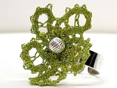 Anillo Flower Green - Leyi & Lace - Artisan Jewelry - Encaje de Bolillos - Joyería Artesana de Encaje de Bolillos Anillo Flower Green - Leyi & Lace - Artisan Jewelry - Encaje de Bolillos - Joyería Artesana de Encaje de Bolillos