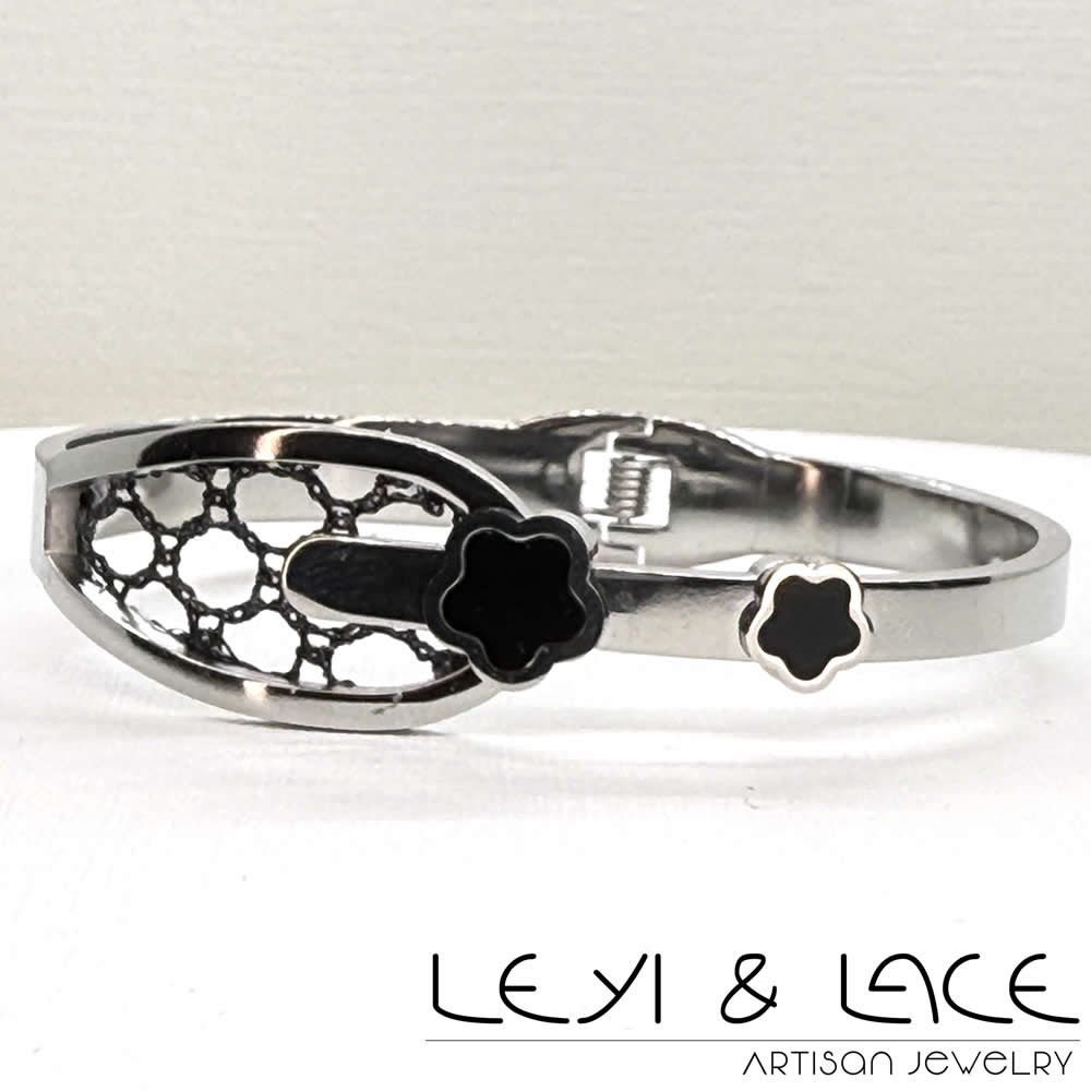 Brazalete Florecillas Negras - Leyi & Lace - Artisan Jewelry - Encaje de Bolillos - Joyería Artesana de Encaje de Bolillos