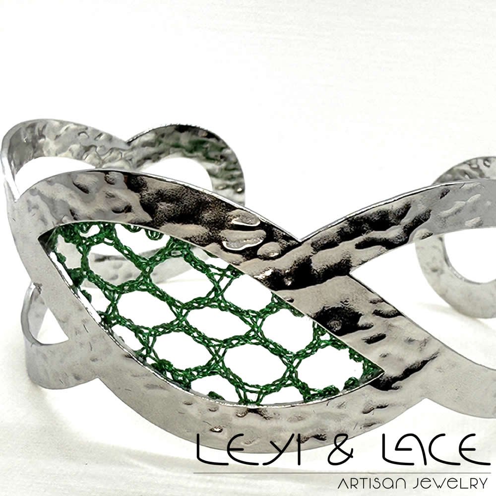 Brazalete Oval Verde - Leyi & Lace - Artisan Jewelry - Encaje de Bolillos - Joyería Artesana de Encaje de Bolillos