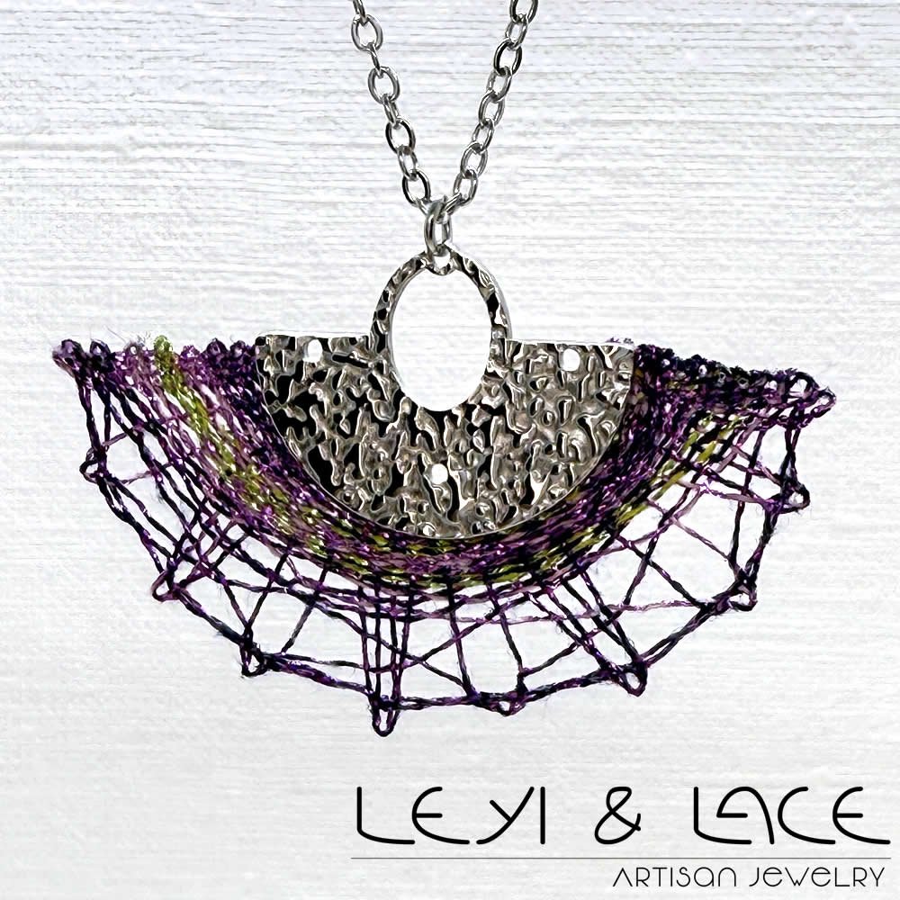 Collar Abanico Pequeño Morado - Leyi & Lace - Artisan Jewelry - Encaje de Bolillos - Joyería Artesana de Encaje de Bolillos