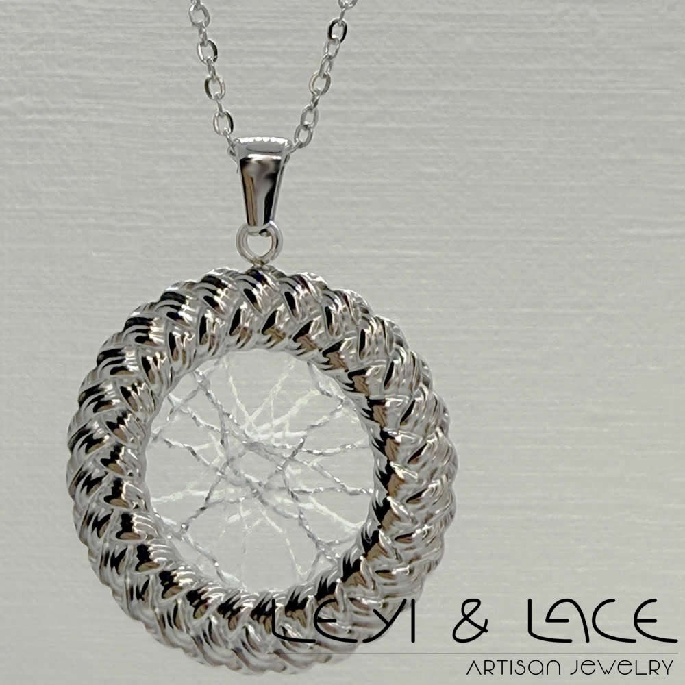 Collar Trenzado Blanco y Plata - Leyi & Lace - Artisan Jewelry - Encaje de Bolillos - Joyería Artesana de Encaje de Bolillos