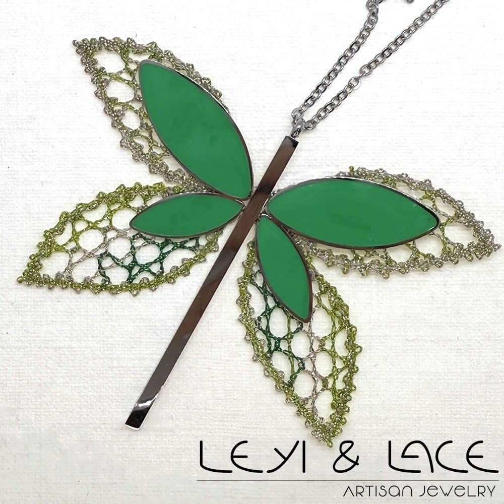Collar Libélula Verde- Leyi & Lace - Artisan Jewelry - Encaje de Bolillos - Joyería Artesana de Encaje de Bolillos