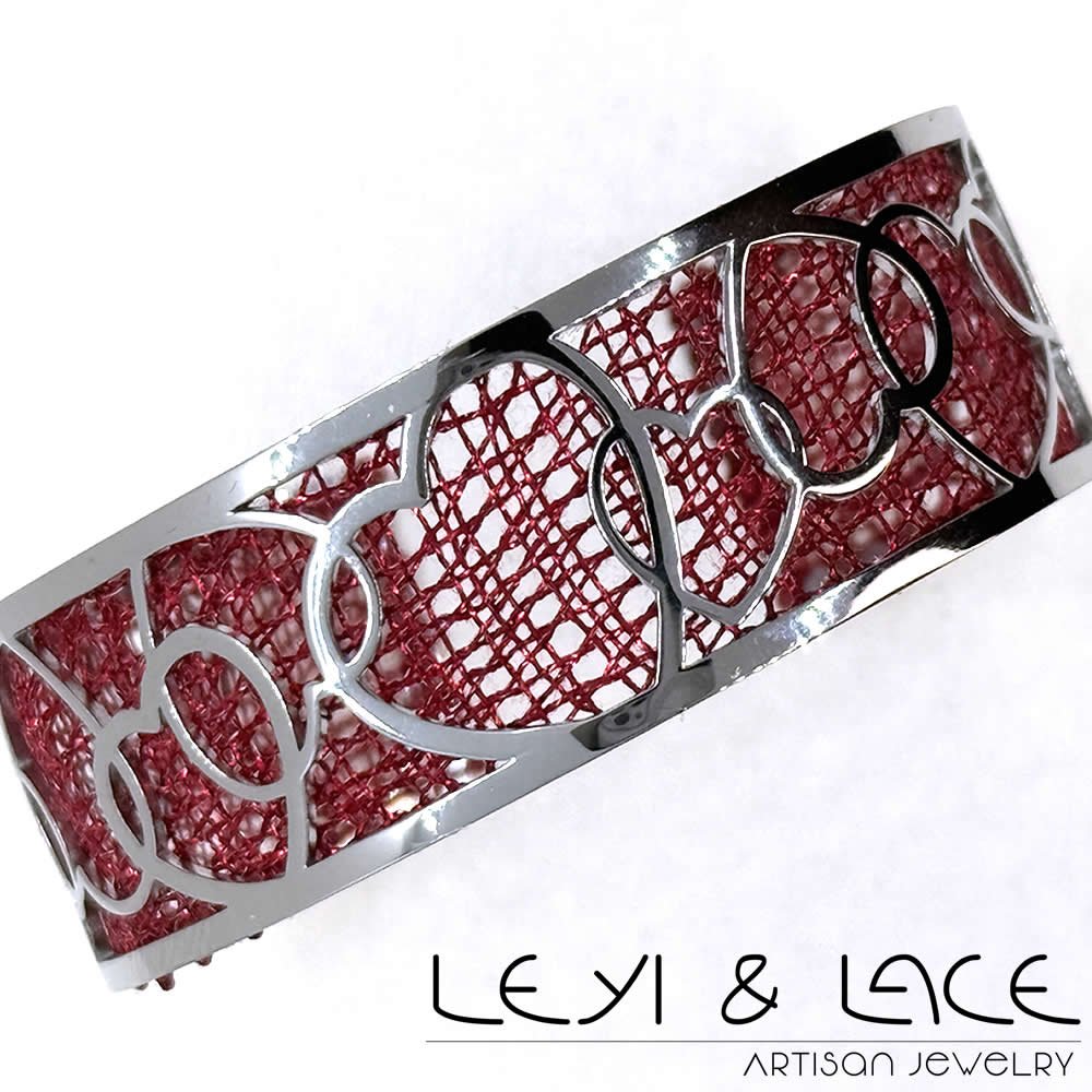 Brazalete Corazones en Rojo - Leyi & Lace - Artisan Jewelry - Encaje de Bolillos - Joyería Artesana de Encaje de Bolillos