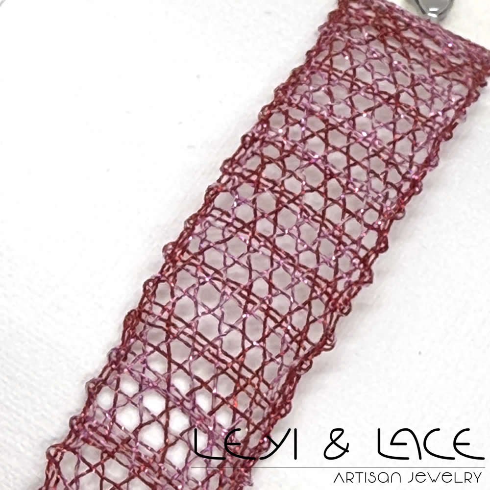 Pulsera en Rojo y Rosa - Leyi & Lace - Artisan Jewelry - Encaje de Bolillos - Joyería Artesana de Encaje de Bolillos