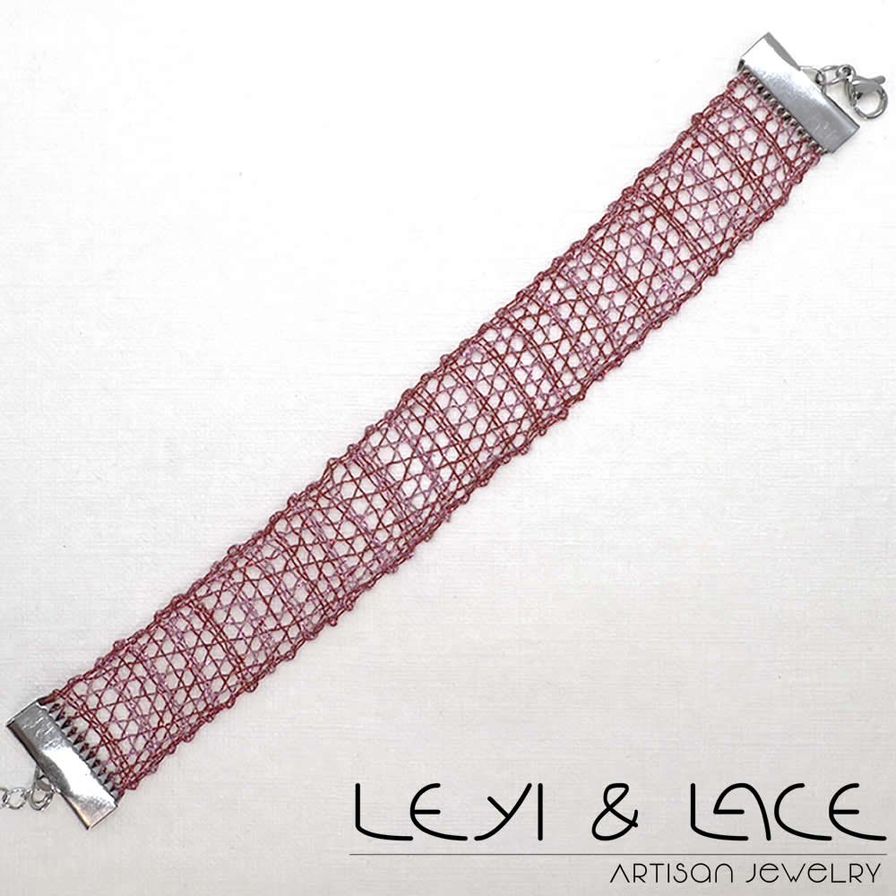 Pulsera en Rojo y Rosa - Leyi & Lace - Artisan Jewelry - Encaje de Bolillos - Joyería Artesana de Encaje de Bolillos