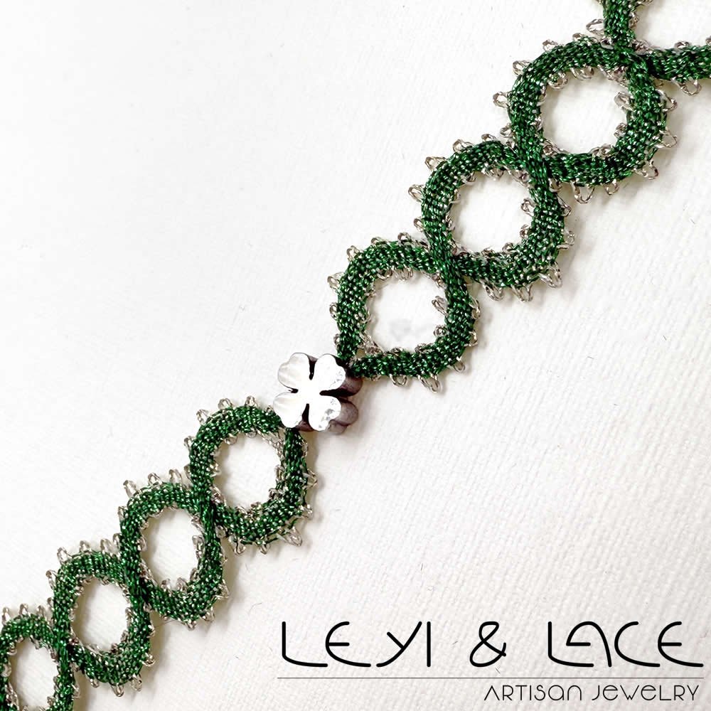 Pulsera Trébol Verde y Beige - Leyi & Lace - Artisan Jewelry - Encaje de Bolillos - Joyería Artesana de Encaje de Bolillos